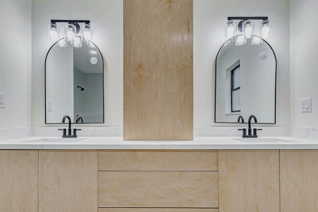 Building Photo - 10303 Chevy Chase Dr