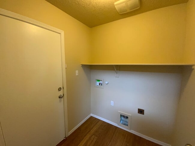 Building Photo - 3 Bedroom Single Story Home Available in T...