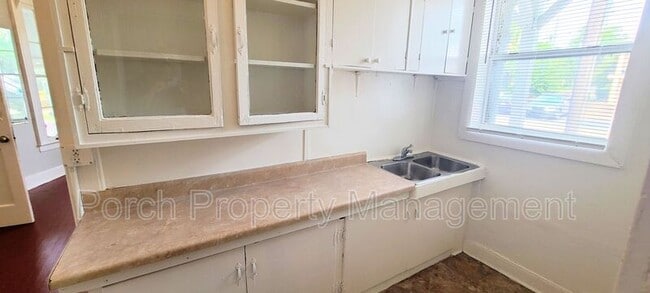 Building Photo - 320 N Barcelona St