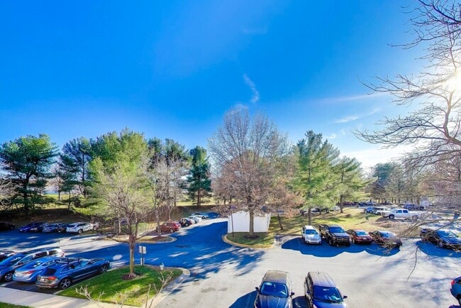 Building Photo - Clean & Fresh 2 + 2 close to METRO!