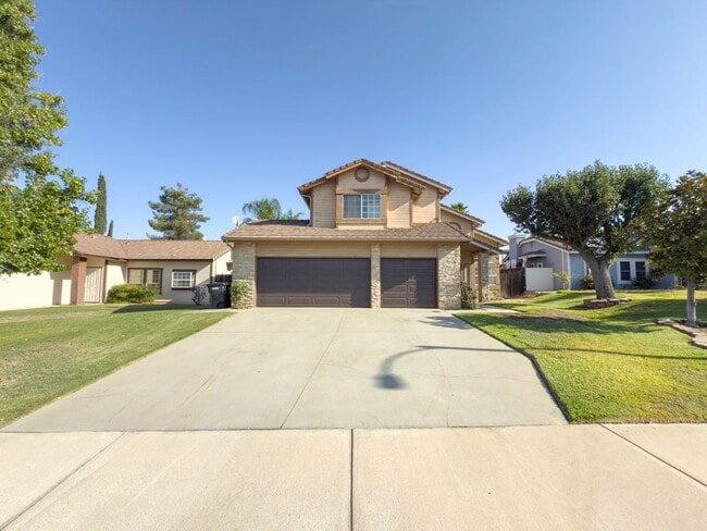 Building Photo - 2 Story, 3-Bedroom POOL + SOLAR Home in Wi...