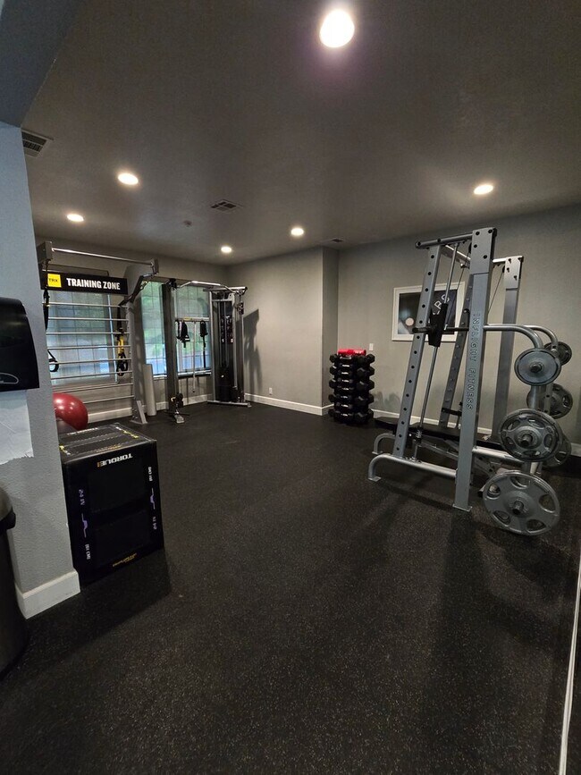 Building Photo - Remodeled Lower Level Condo in Oakland, CA...