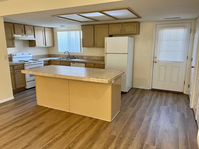 Building Photo - Dixie Downs Townhouse