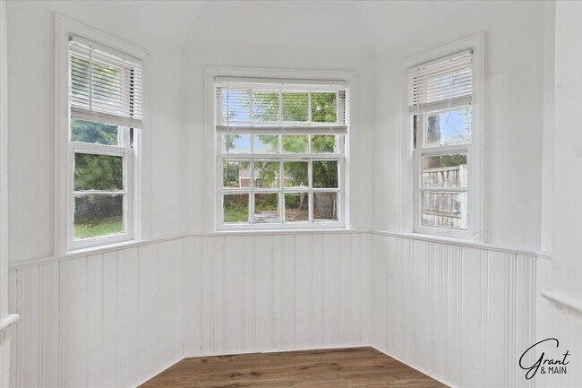 Building Photo - $1290 3 bedroom bungalow