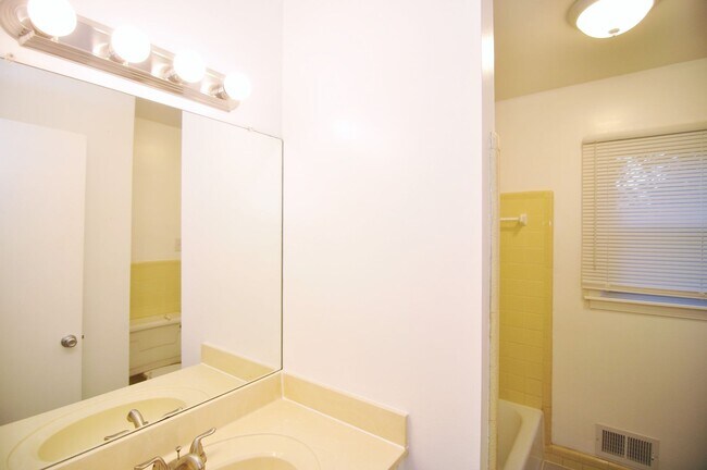 Building Photo - 2816 Broadview Dr NW