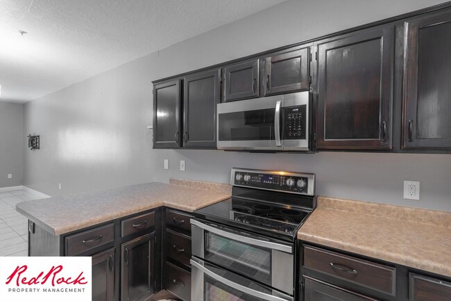 Building Photo - Lovely 2 Bedroom Condo. Pet Friendly!