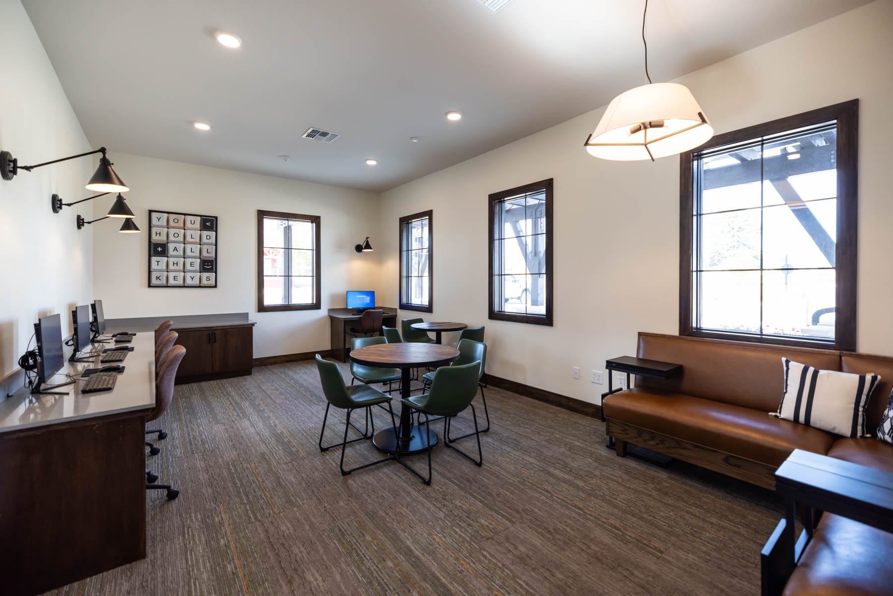 Business center - 615 San Rafael