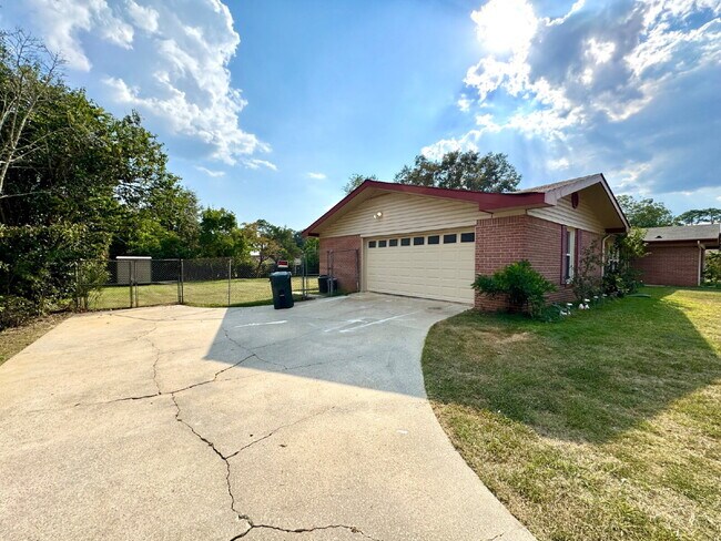 Building Photo - 3207 Cromwell Dr
