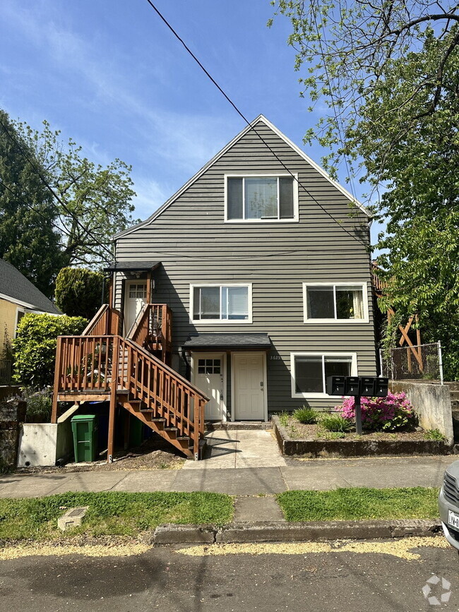 Building Photo - Large 1 Bedroom with Bonus Room/Office in ...