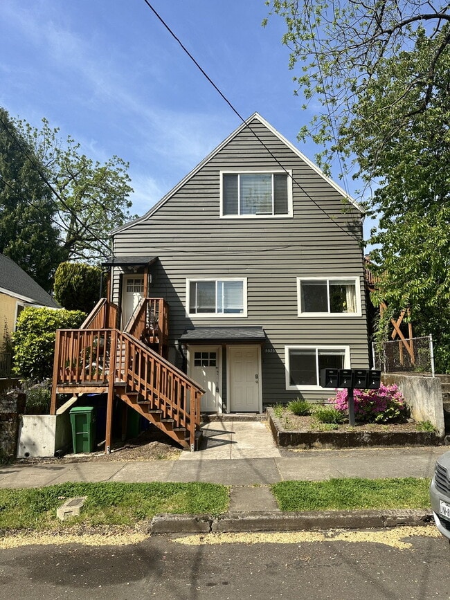 Building Photo - Large 1 Bedroom with Bonus Room/Office in ...