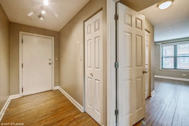 Building Photo - 2545 W Catalpa Ave