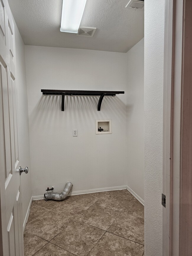 Building Photo - 80575 Stortford Avenue