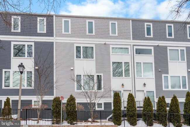 Building Photo - 2827 24th Rd S