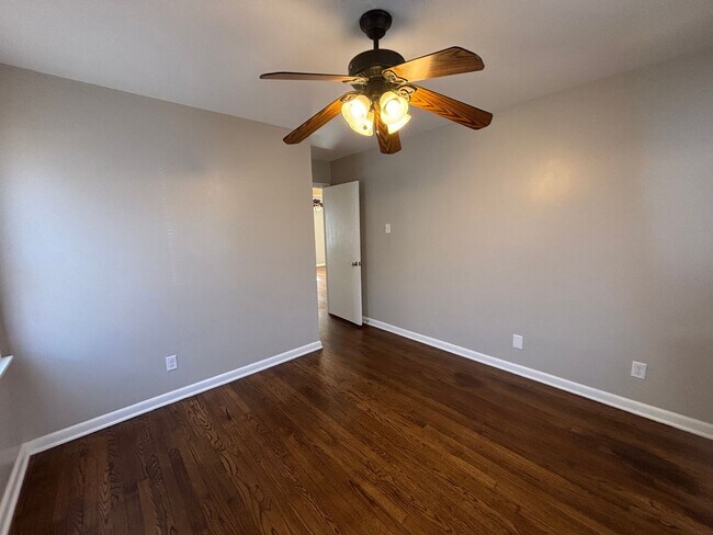 Building Photo - 4623 Violet Ave