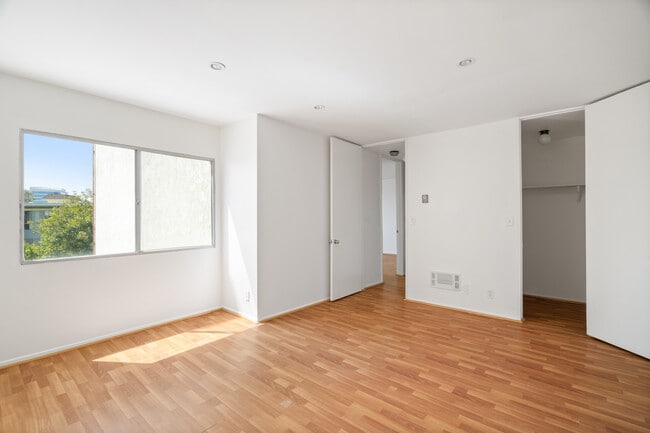 Building Photo - 5900 Canterbury Dr