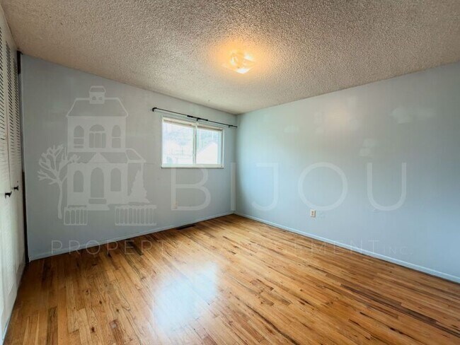 Building Photo - 3306 W Platte Ave