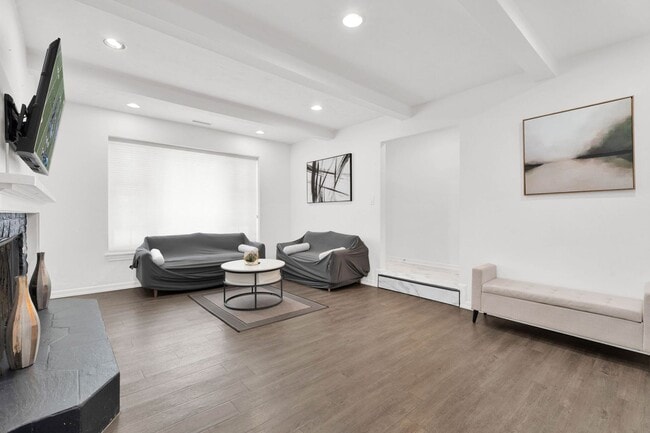 Building Photo - 3BD ROOM RANCH - PRIVATE LOT - FURNISHED -...