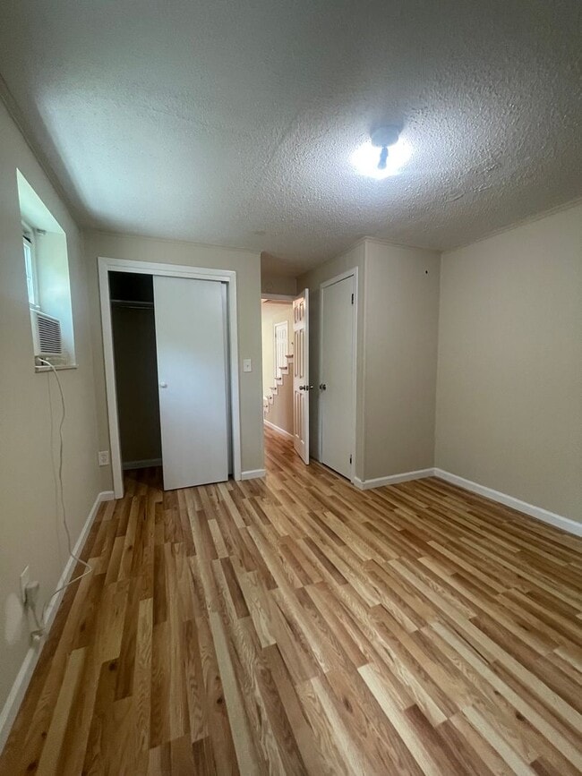 Building Photo - Great Location to Local Amenities