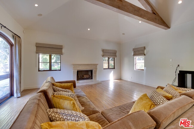 Building Photo - 9530 Hidden Valley Rd