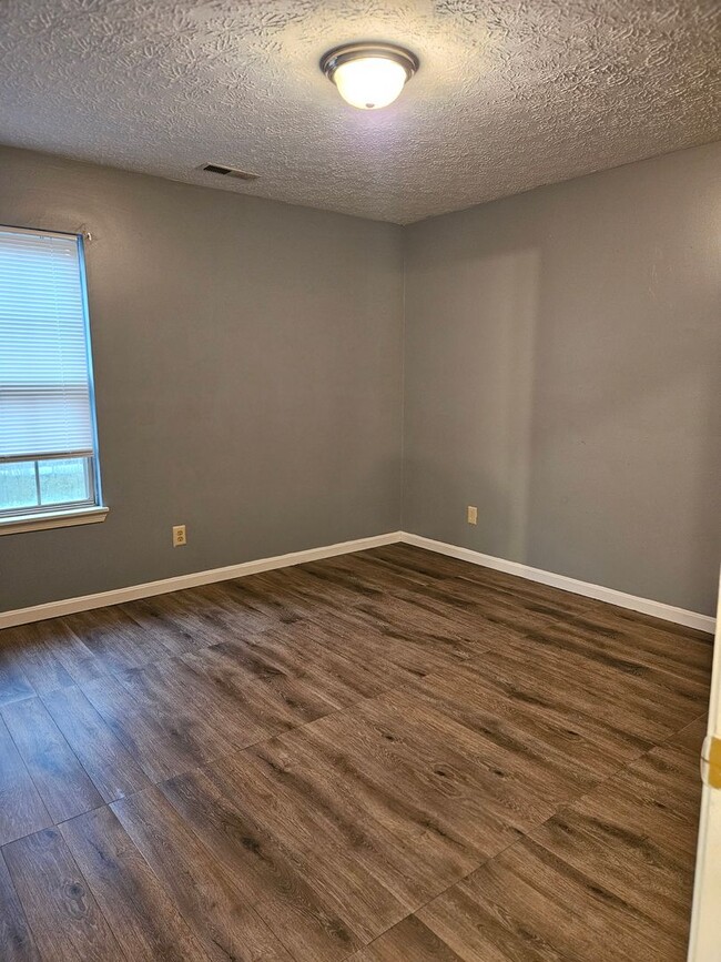 Building Photo - 104 Bitter Sweet Rd