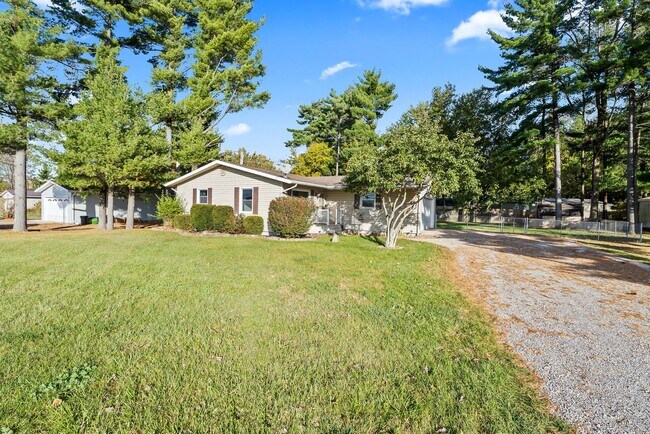 Building Photo - ** Move in Special ** Remodeled 3-Bedroom, 1-Bathroom Home with Garage & Fenced Yard – $1,800/Month