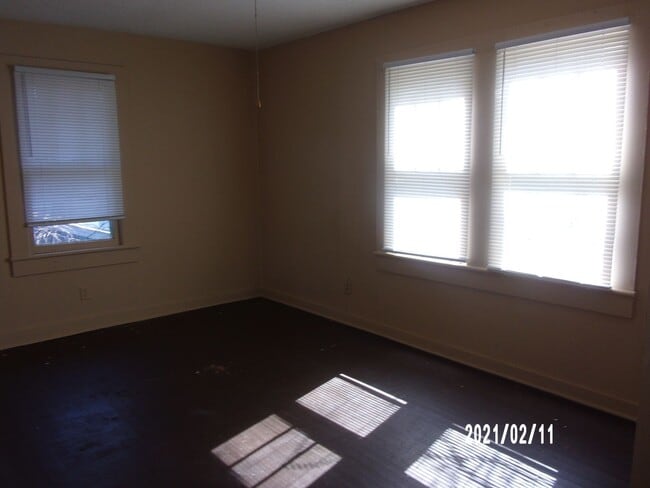 Building Photo - 2 Bedroom Apartment