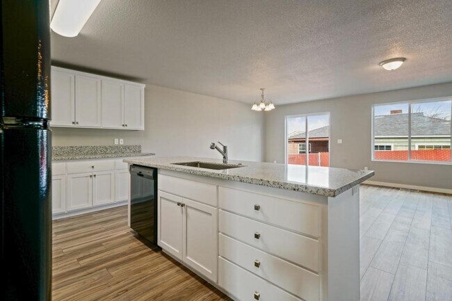 Building Photo - 4293 Ash Grove Dr NE