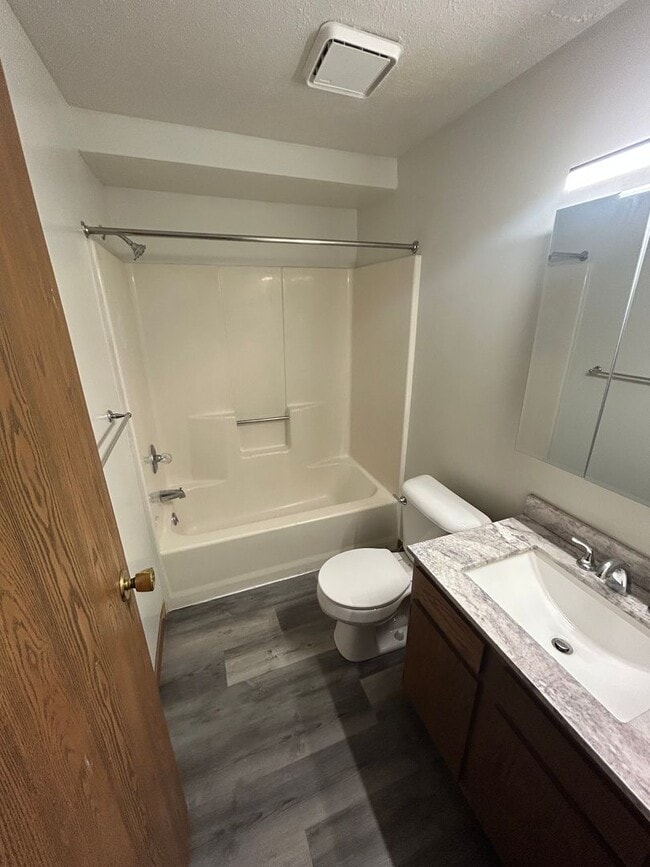 Building Photo - 2 bedroom, 1 bath apartment with large sha...