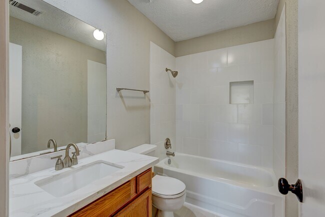 Building Photo - 412 Meadowpoint Dr