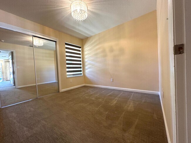 Building Photo - Conveniently located condo in Modesto