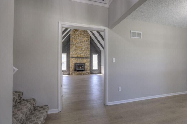 Building Photo - 1008 NW Roanoke Dr