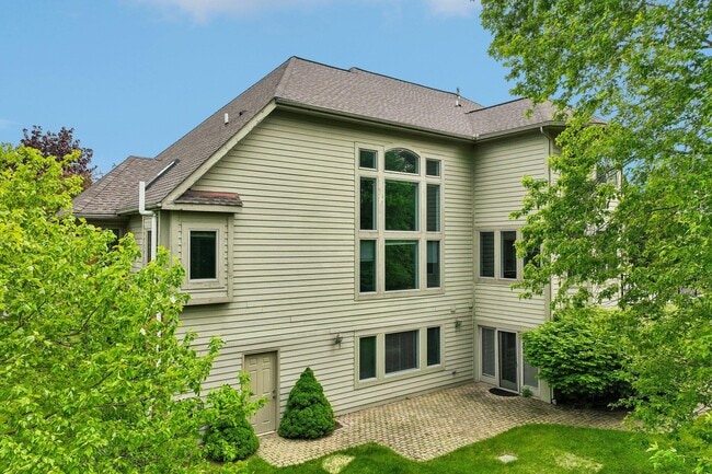 Building Photo - 1819 Brookview Dr