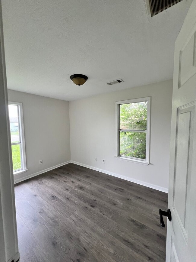 Building Photo - 3 bdrm 1 bath
