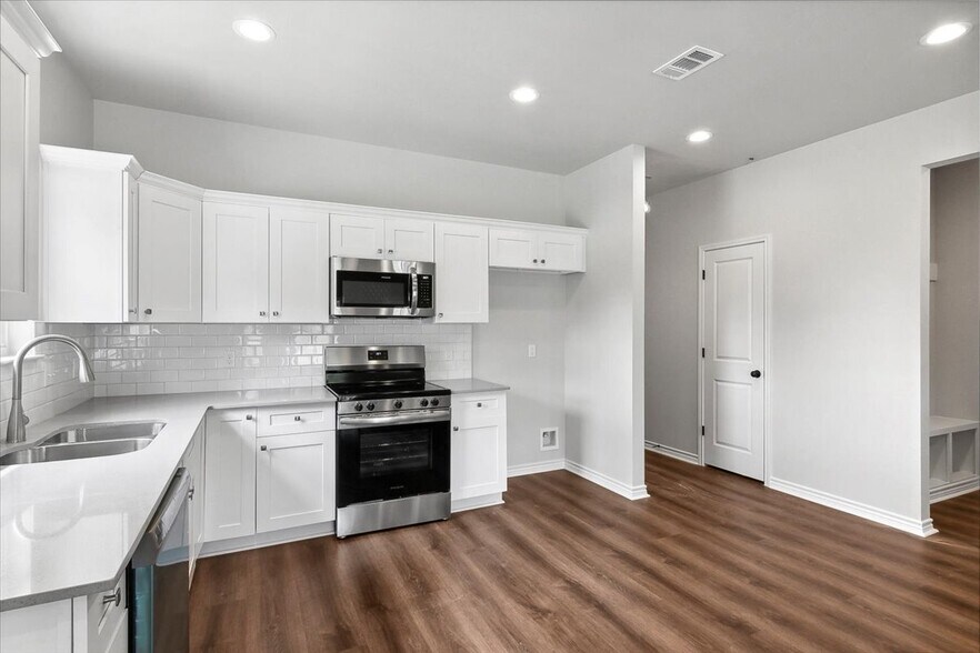 Building Photo - 9896 Golden Ln