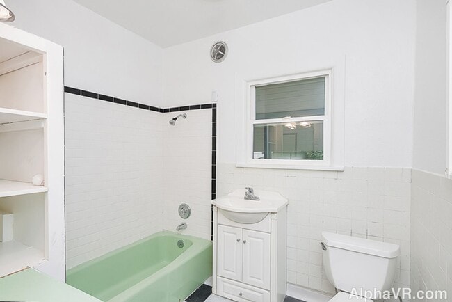 Building Photo - Stunning Main Floor Duplex in the Heart of...