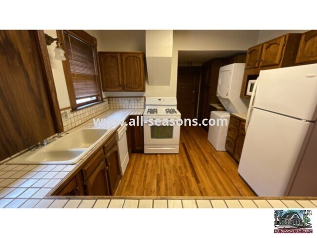 Building Photo - This adorable and spacious main level triplex unit is centrally located and a quick drive or bike ri