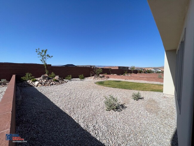 Building Photo - Large 4 Bedroom home in Desert Hollows