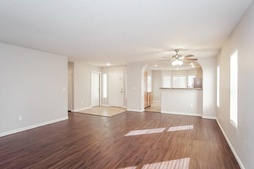 Building Photo - 5353 Greta Garbo St