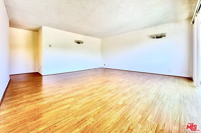 Building Photo - 9157 Alcott St