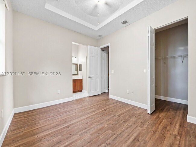Building Photo - 1049 NE 42nd Ave