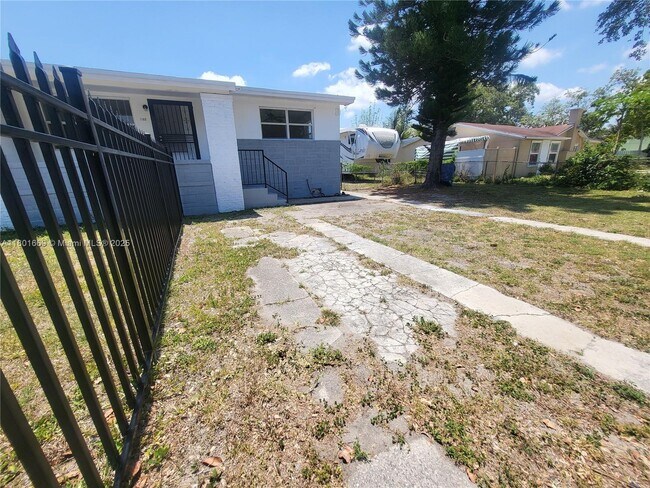 Building Photo - 1102 NW 100th Terrace