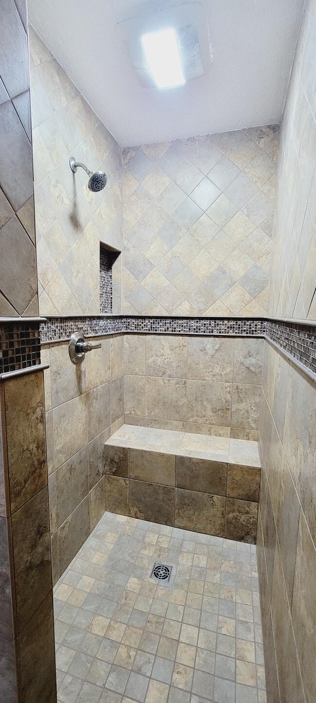 Shower area - 6290 Wolff St