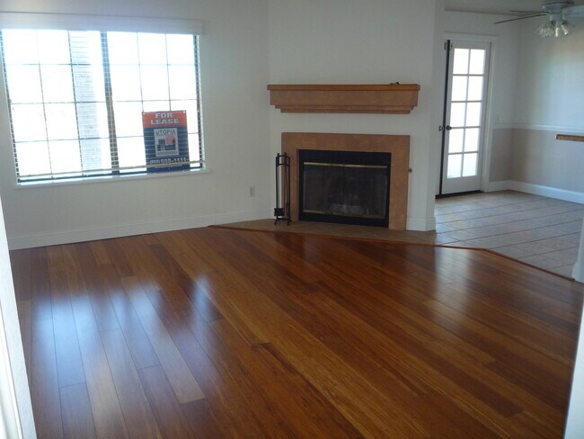 Building Photo - Upgraded Corner Condo with Lagoon View