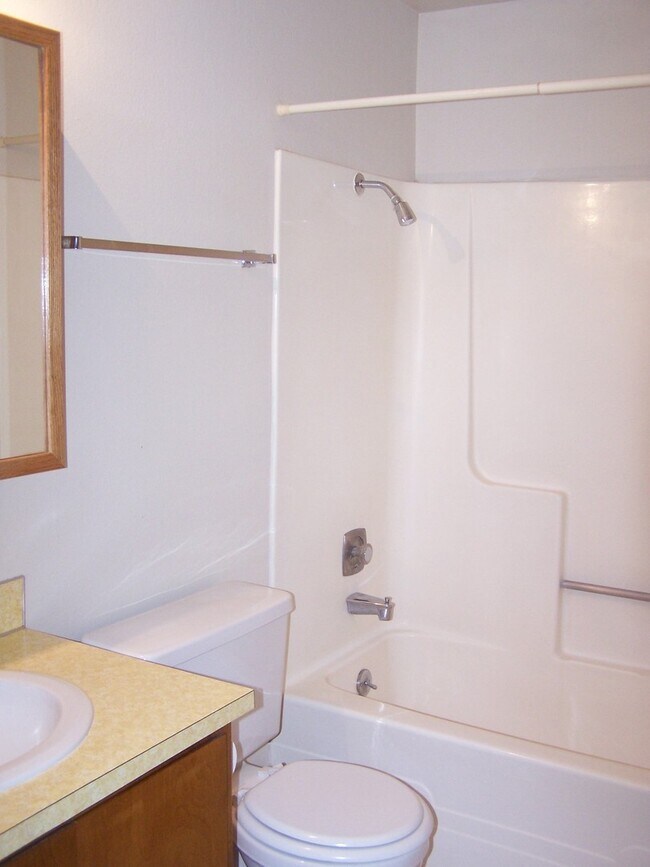 Building Photo - 2 Bed/1 Bath Unit Located in SE Bend Triplex