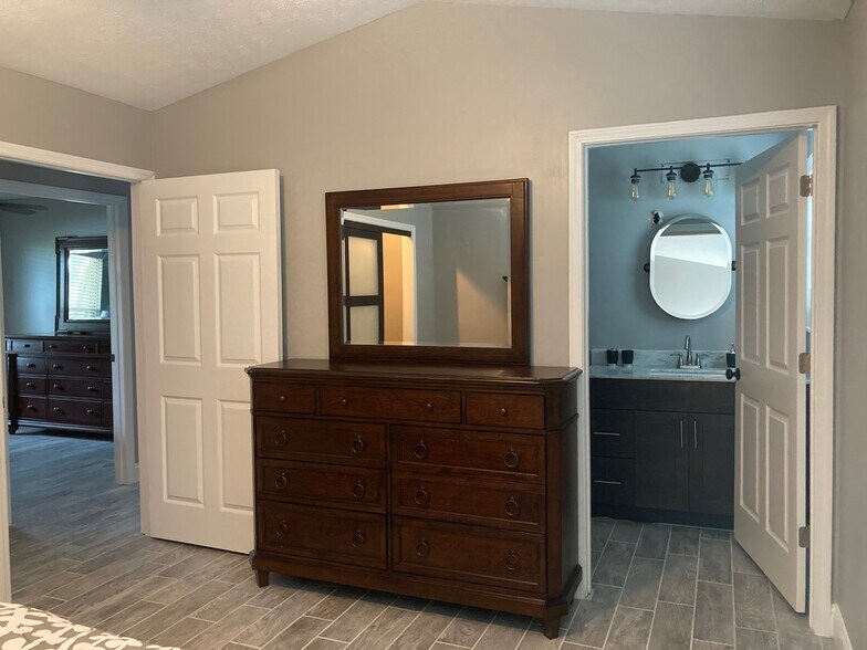 Building Photo - 490 Beechwood Cir