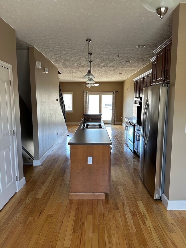 Building Photo - 2 Bedroom/2.5 Bath Townhome located in a Gated Community with a Water Front View! Available on 8/...