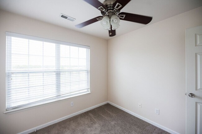 Building Photo - Immaculate beautiful 3-bedroom, 2.5-bath t...