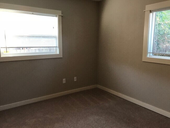 Building Photo - 2x2 with Loft! Walk to Harney Elementary! ...