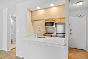 Building Photo - 6755 N Sheridan Rd