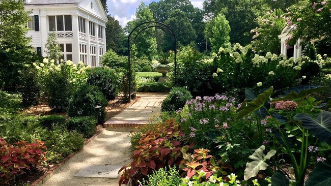 Building Photo - 600 Hermitage Ct